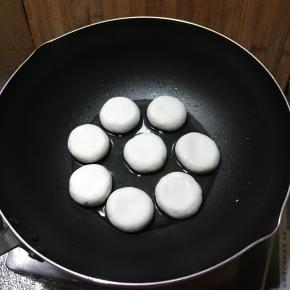 锅里加入少许油，放入糯米饼柸放入锅中。