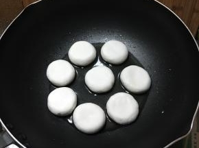 锅里加入少许油，放入糯米饼柸放入锅中。