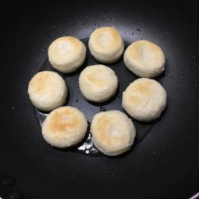 中小火煎至松软，两面微焦。