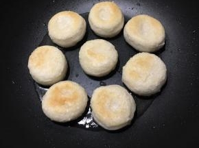中小火煎至松软，两面微焦。