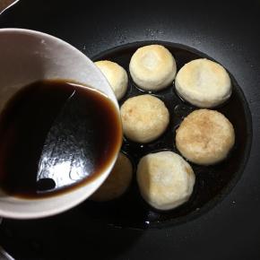 加入刚才调好的红糖水。