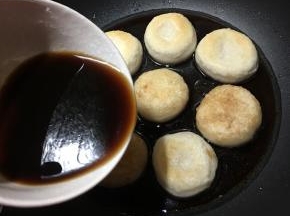 加入刚才调好的红糖水。