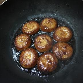 开盖大火收汁，中途翻面使其均匀的裹上糖汁。