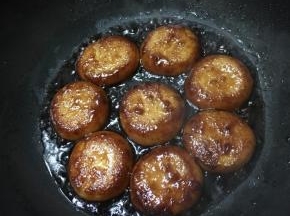 开盖大火收汁，中途翻面使其均匀的裹上糖汁。