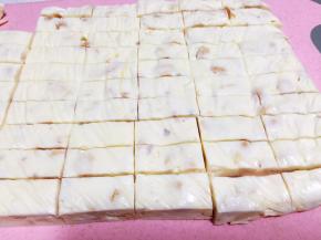 冷藏3小时左右取出，切块