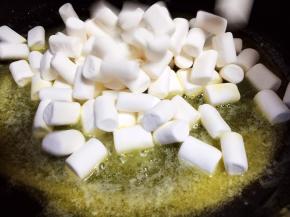 黄油全部融化后放入棉花糖，搅拌至棉花糖融化