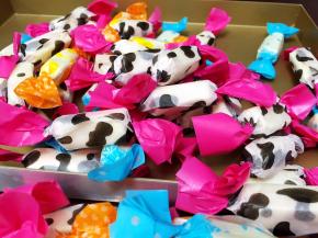 包糯米纸和糖纸即可