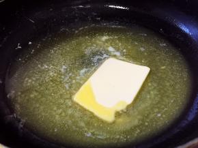 黄油放入不粘锅中，小火加热