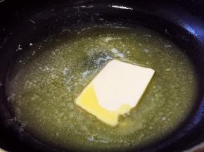 黄油放入不粘锅中，小火加热