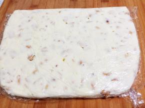 放在保鲜膜上，上面也盖上保鲜膜，擀平，约1厘米厚