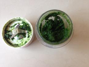 只取菠菜叶，洗干净后焯一下水，用料理机打成菠菜泥