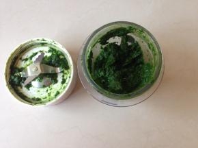 只取菠菜叶，洗干净后焯一下水，用料理机打成菠菜泥