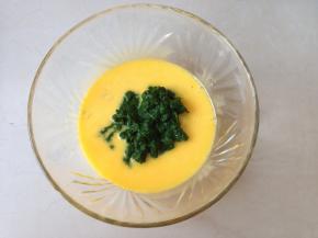 蛋黄加油搅拌均匀，倒入菠菜泥