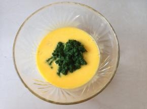 蛋黄加油搅拌均匀，倒入菠菜泥