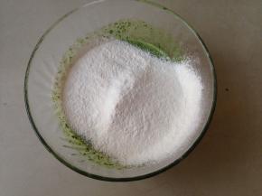 搅拌均匀后筛入面粉