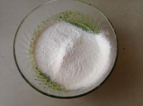 搅拌均匀后筛入面粉