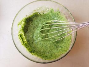 划Z字型搅拌成菠菜蛋黄糊