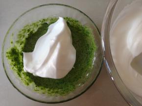 蛋清里挤入几滴新鲜的柠檬汁，分3次加入细砂糖，用电动打蛋器打发至湿性发泡，取三分之一打发好的蛋白霜到菠菜蛋黄糊里