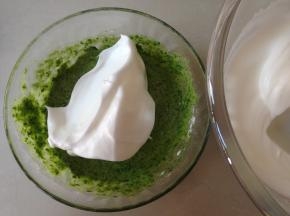 蛋清里挤入几滴新鲜的柠檬汁，分3次加入细砂糖，用电动打蛋器打发至湿性发泡，取三分之一打发好的蛋白霜到菠菜蛋黄糊里