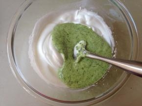 用刮刀从底部向上翻拌并切拌均匀，再倒回到剩余的蛋白霜里