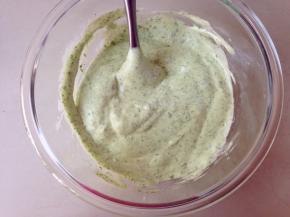 用同样的手法拌匀，不要划圈翻拌