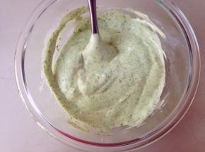 用同样的手法拌匀，不要划圈翻拌