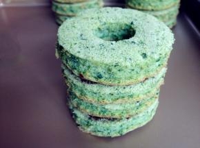 底部放完整的圆形蛋糕片，依次放上3片中间压了小圆形的蛋糕片，每一片之间都抹上融化了的巧克力固定着