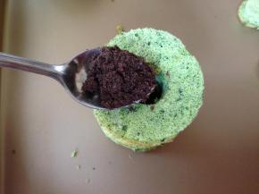 在蛋糕片中间舀入打成粉状的奥利奥饼干末