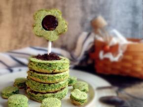 插上花形的蛋糕片，用吸管固定。用菠菜做蛋糕，连不爱吃菠菜的孩子也喜欢吃，好吃又营养