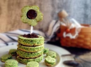 插上花形的蛋糕片，用吸管固定。用菠菜做蛋糕，连不爱吃菠菜的孩子也喜欢吃，好吃又营养