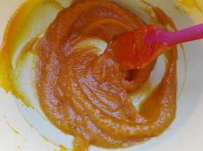 将南瓜蒸熟，打成泥，南瓜泥水份不同，我的状态如图所示，具体用量根据自己所用南瓜状态来调整面粉用量