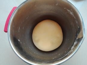 将南瓜泥同面粉混合，揉成光滑的面团，盖好保鲜膜进行室温发酵
