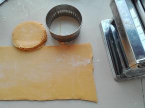 将发酵好的面团取出，我直接用压面机压成了薄片，可以直接用擀面杖擀成薄片