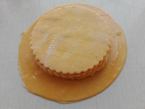 依次刷上食用油摞起来，最底下放一个大的圆薄面片，如图所示