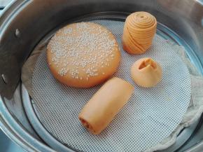 做好，放入提前放好冷水的蒸锅中进行醒发15分钟（多出的面团我做了点其它形状态的）