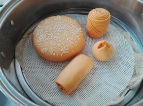 做好，放入提前放好冷水的蒸锅中进行醒发15分钟（多出的面团我做了点其它形状态的）