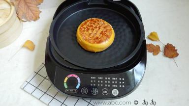 开盖，翻面进行另一面的烙制作