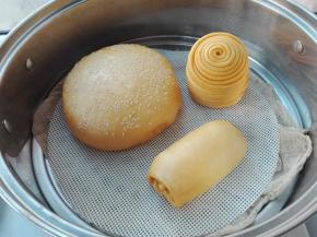 醒发好后的面团，在蒸锅中大火烧开后转中火12分钟，关火焖5分钟，打开锅盖