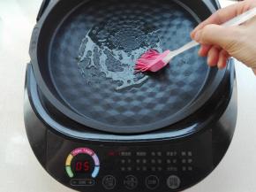 选择葱油饼功能，底盘刷一层食用油，火力先开最大火，进行预热