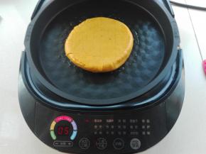 放入饼胚，先将正面朝下放置，开始进行烙制作，选择火力为小火