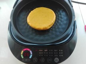 放入饼胚，先将正面朝下放置，开始进行烙制作，选择火力为小火
