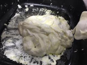 加入奶粉，不停的翻拌均匀（可以放抹茶奶粉 还可以加可可奶粉等）