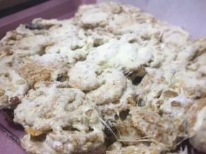 放入盘中压实，压实后撒一层奶粉