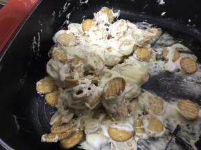 饼干提前掰碎 趁热把燕麦全放进去 用隔热手套抓匀（燕麦片可以换成蔓越莓，坚果等）