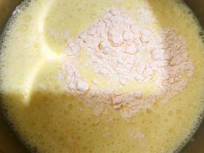 筛入吉士粉或者低筋面粉拌匀