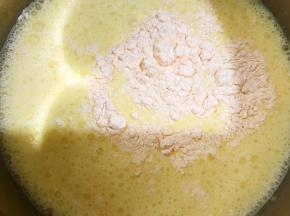 筛入吉士粉或者低筋面粉拌匀
