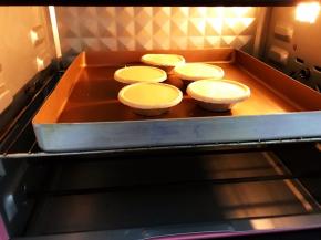 放入预热好的烤箱中层180度烤20分钟左右，表面有焦糖斑点即可