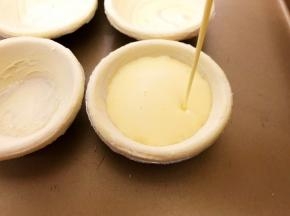 蛋挞液倒入蛋挞皮里9分满