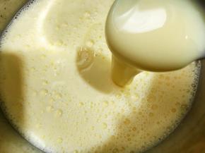 加入炼奶搅拌均匀