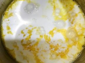 加入牛奶搅拌均匀